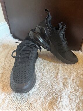Nike Women's Black Air Max 270 Sneakers. Size kids 4Y - Womens 5-6